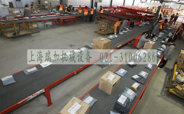 皮帶運(yùn)輸機(jī) 是采用皮帶輸送帶進(jìn)行輸送物料的一種自動(dòng)化設(shè)備，有固定式和移動(dòng)式，結(jié)構(gòu)簡(jiǎn)單，效率高。以撓性輸送帶作物