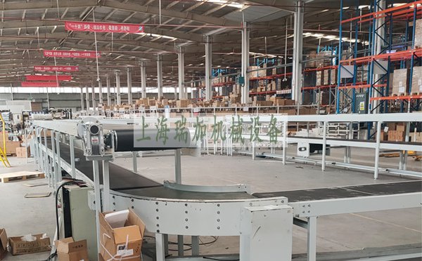 物流電商打包發(fā)貨流水線(xiàn) 主要用于倉(cāng)庫(kù)發(fā)貨，常采用皮帶輸送線(xiàn)、滾筒輸送線(xiàn)進(jìn)行輸送，可以將直線(xiàn)和轉(zhuǎn)彎線(xiàn)進(jìn)行組合完成