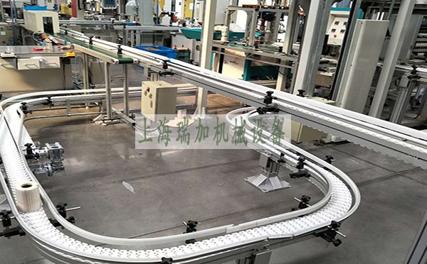 柔性鏈板輸送機(jī)是一種輕型組合立體輸送系統(tǒng)，采用鋁合金框架，塑鋼輸送鏈。具有靈巧、輕便、美觀(guān)、標(biāo)準(zhǔn)化的結(jié)構(gòu)、模塊